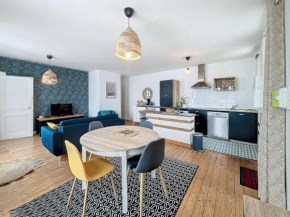 Appartement rénové 2 chambres avec terrasse, proche centre et gare de Granville - FR-1-361-552